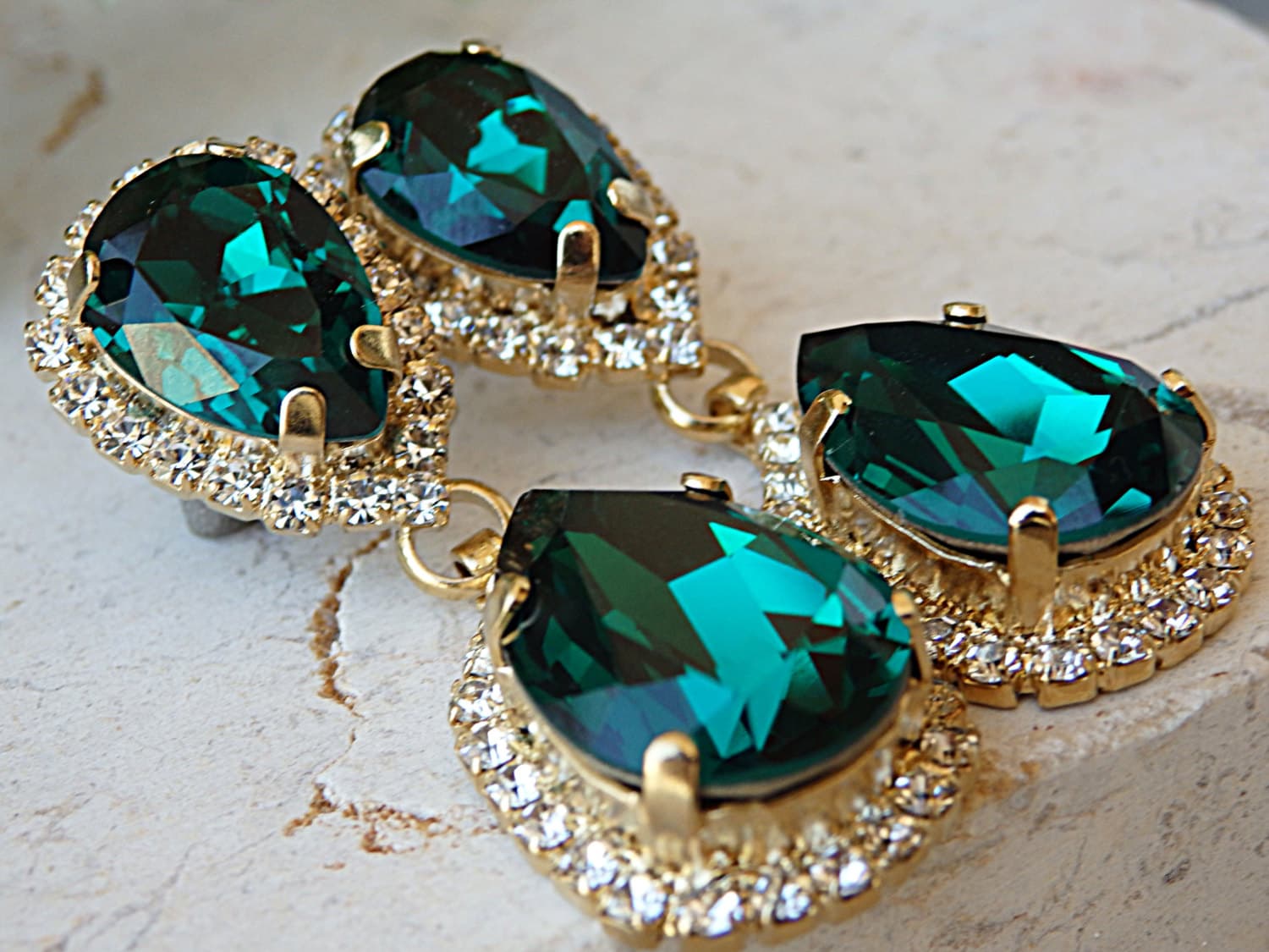 Smaragdgrüne Strass Chandelier Ohrringe Mutter Des Bräutigams Ohrringe Ohrstecker von rebekajewelry