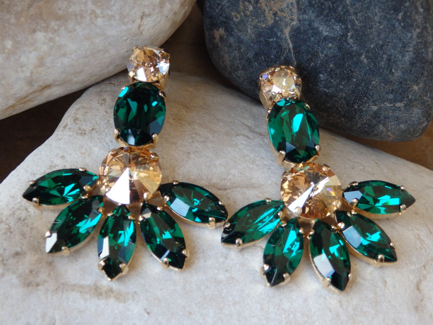 Smaragd Cluster Ohrringe. Fächer Ohrringe Grün-Champagnergold. Eleganter Schmuck. Kristall Einzigartiges Design Großer Kristalle Ohrring von rebekajewelry