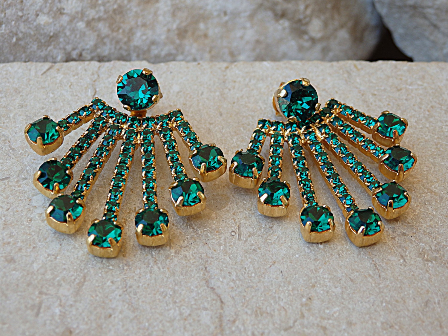 Smaragd Ohrjacken Ohrringe, Grüne Ohrjacken, Halo Frauen Manschettenjacke, Braut Ohrjacken. Brautjungfer Weihnachtsgeschenk von rebekajewelry