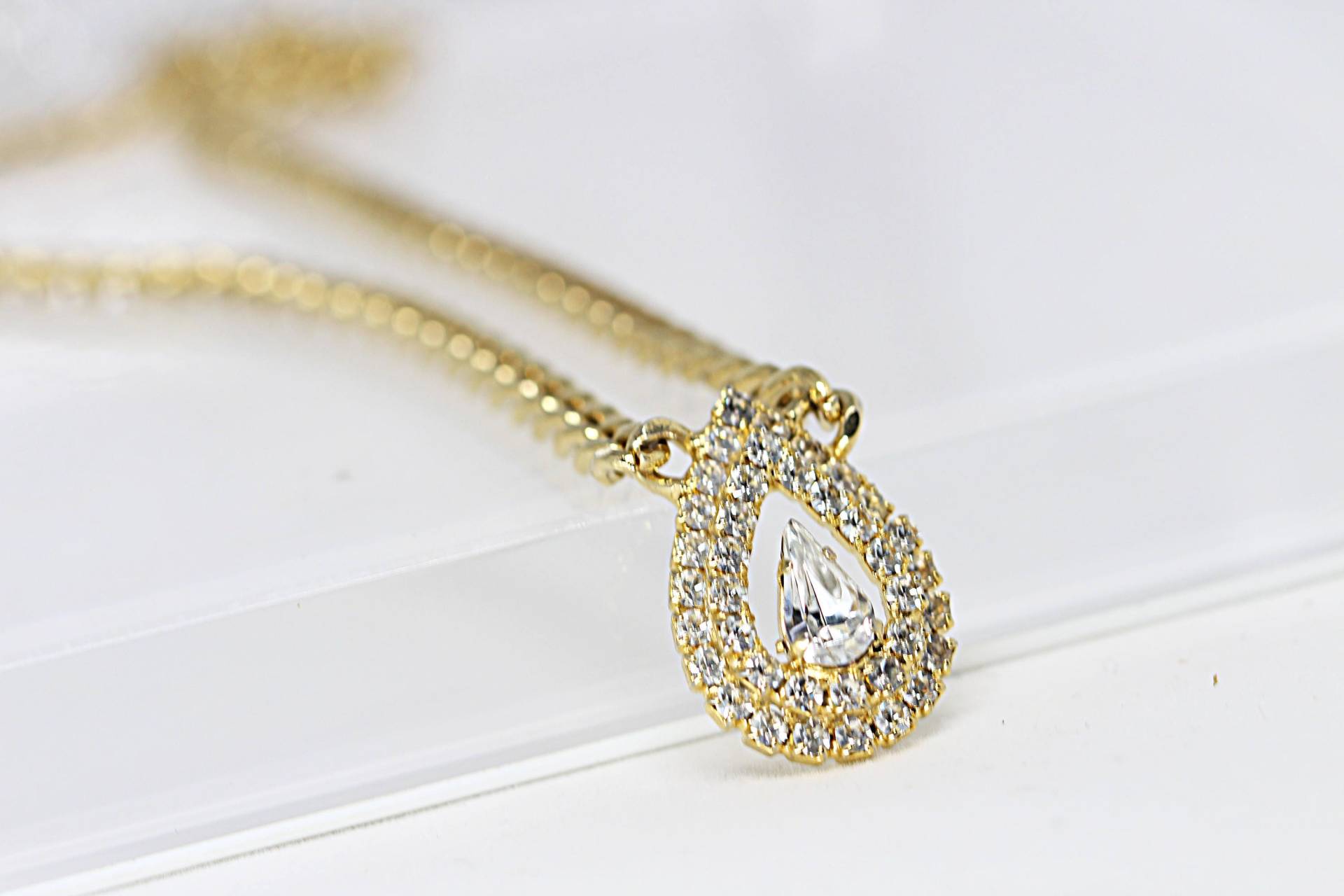 Vergoldete Teardrop Halskette Kristall Solitär Anhänger von rebekajewelry