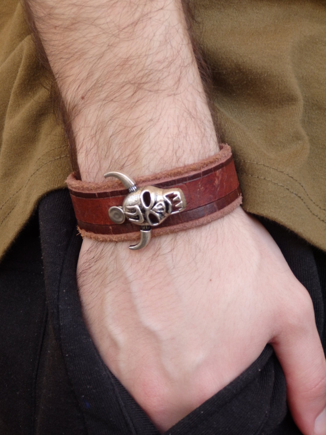 Totenkopf Braunes Lederarmband. Herren Gothic Lederarmband Für Männer, Halloween Schmuck. Rocker Manschette von rebekajewelry