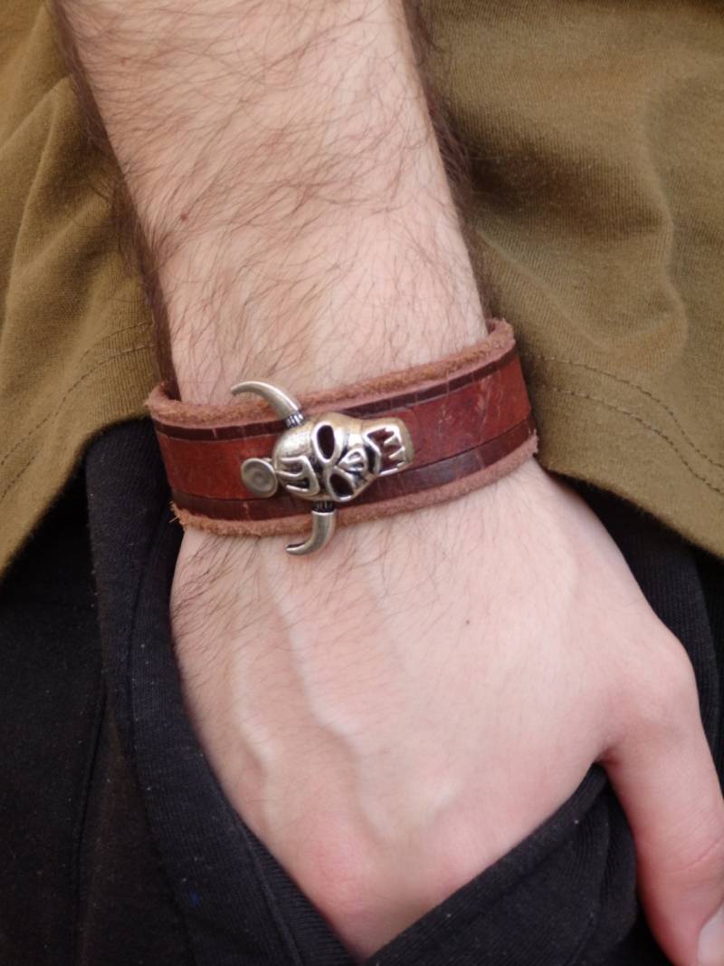 Totenkopf Braunes Lederarmband. Herren Gothic Lederarmband Für Männer, Halloween Schmuck. Rocker Manschette von rebekajewelry