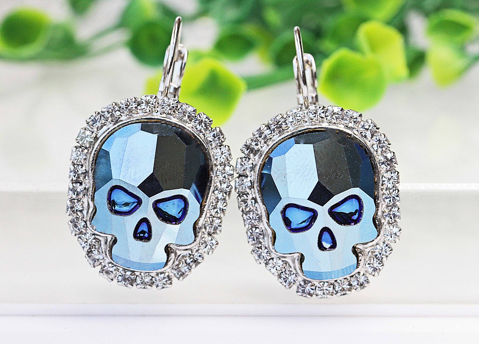 Blaue Kristall Schädel Ohrringe Gothic Halloween Schmuck von rebekajewelry