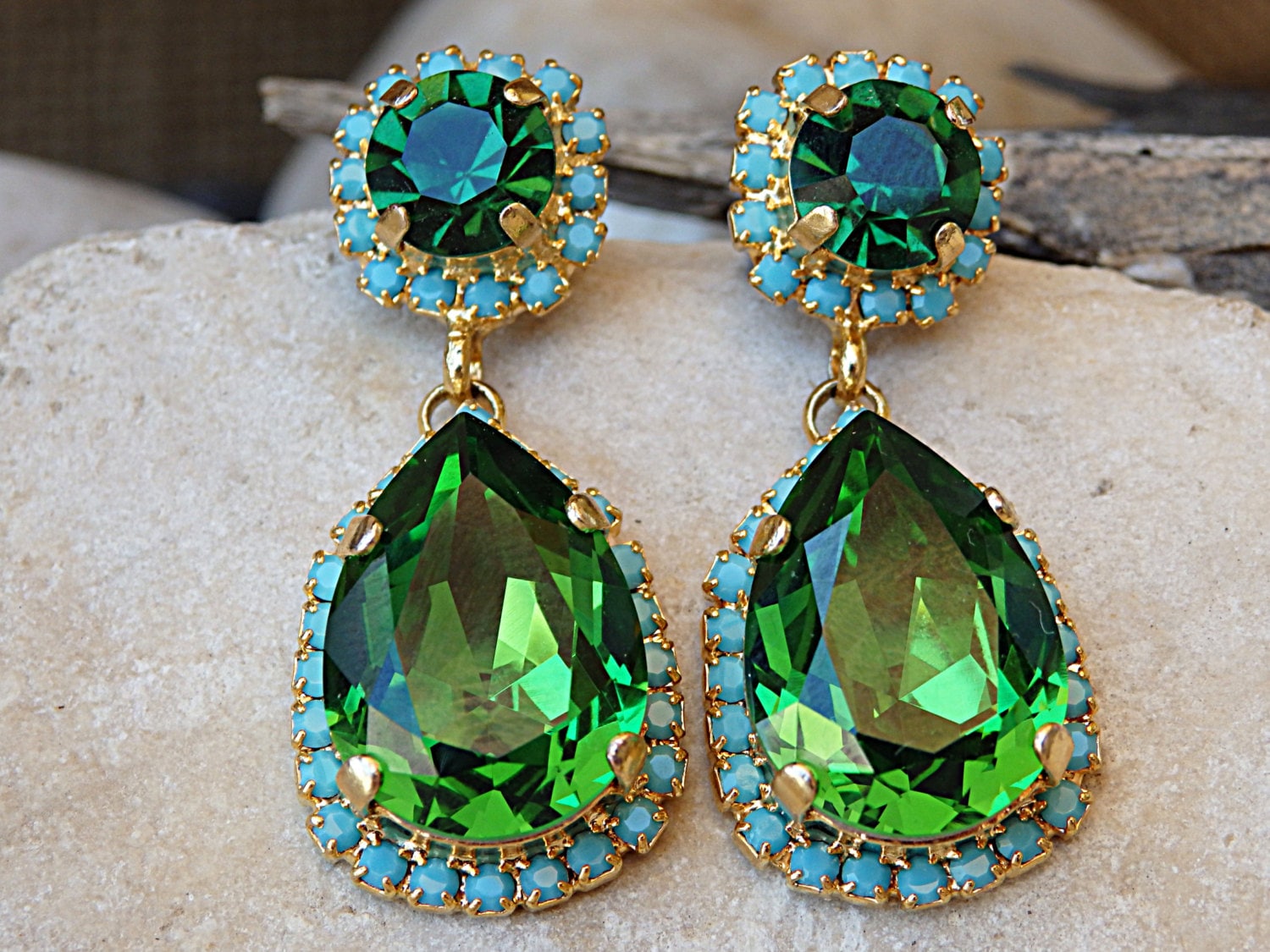 Tropfenförmige Ohrringe Aus Türkis Und Smaragd, Halo-Ohrringe, Grüne Kristallohrringe, Goldene Smaragdohrringe, Mai-Geburtssteinohrringe von rebekajewelry