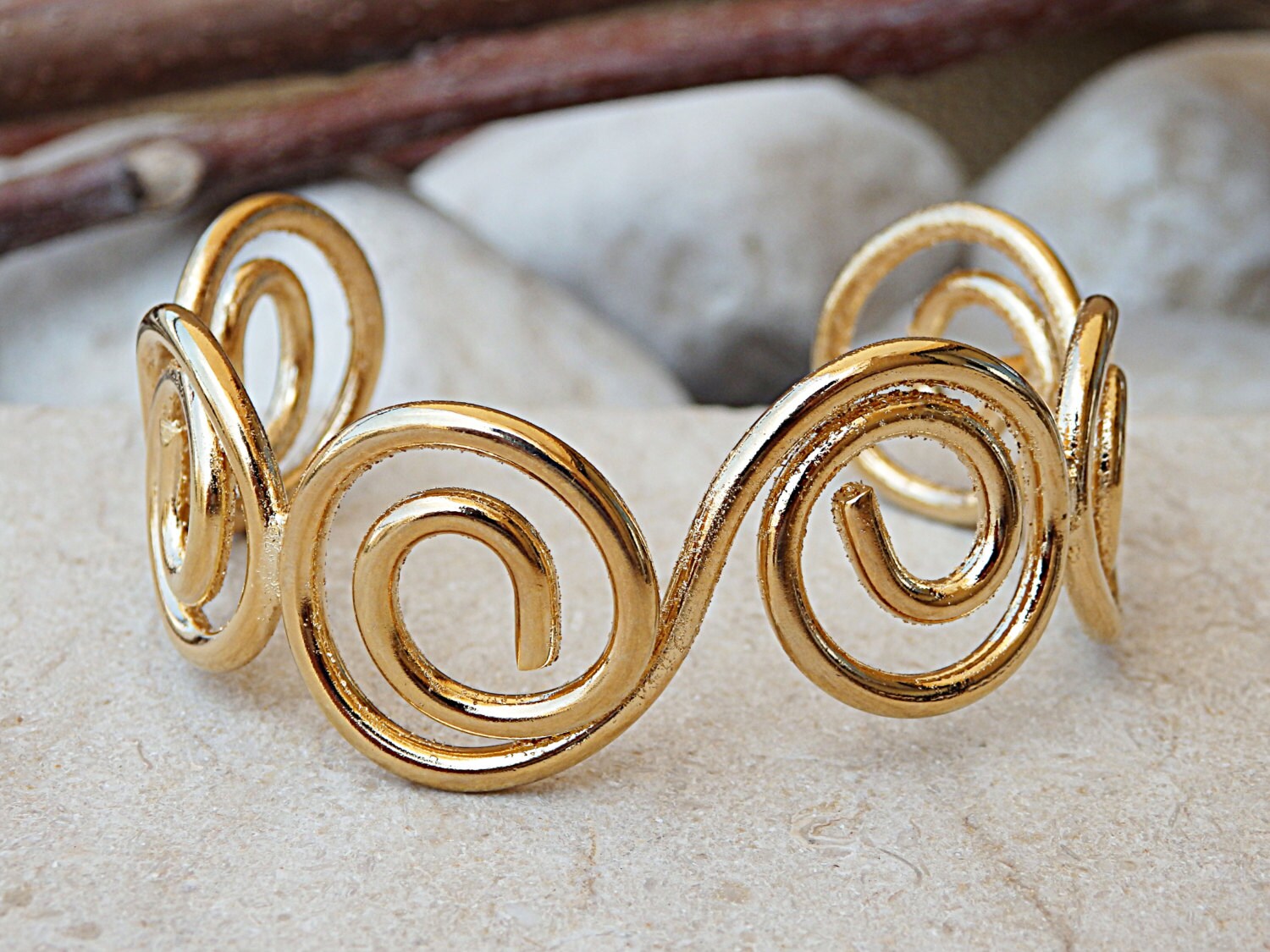 Vergoldetes Offenes Armband, Gold Spiralarmband, Draht Manschette Offene Armband Für Jeden Tag von rebekajewelry