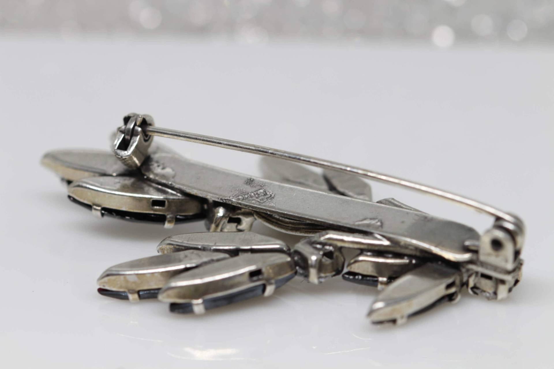 Versilberte Eichenblatt Brosche Dunkelgrau Kristall Zweig Accessoire von rebekajewelry