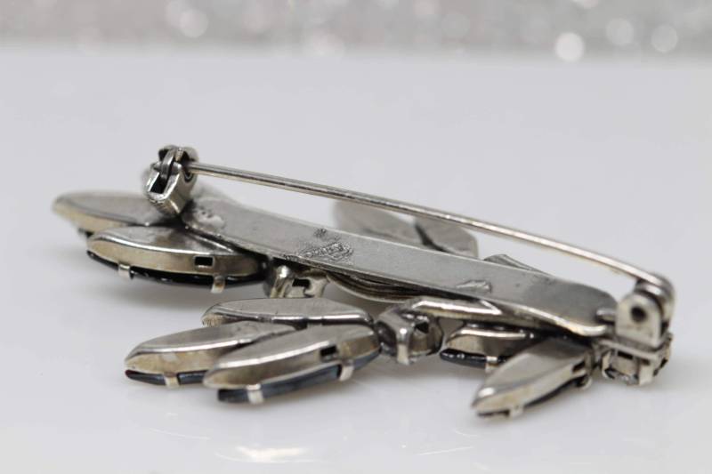 Versilberte Eichenblatt Brosche Dunkelgrau Kristall Zweig Accessoire von rebekajewelry