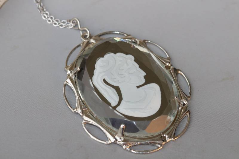 Weißer Glas Cameo Anhänger Graue Halskette Weißer Glas Cameo Anhänger Graue Halskette von rebekajewelry