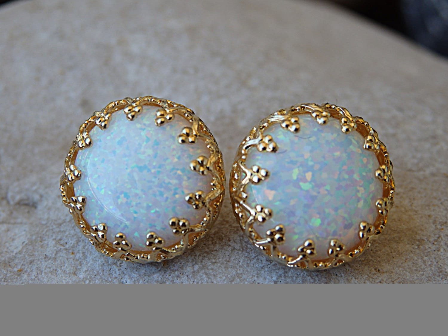 Weißer Opal Gold Ohrringe, Edelstein Post Ohrstecker, Oktober Geburtsstein, 14K Gefüllte Feueropal Schmuck von rebekajewelry