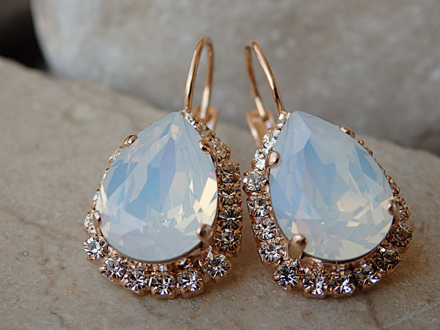 Rose Gold Weißer Opal Tropfen Ohrringe Kristall Brautschmuck von rebekajewelry