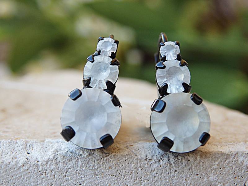 Schwarz Überzogene Kristallohrringe Matte Weiße Stein Leverback Ohrringe Schwarz Überzogene Kristallohrringe Matte Weiße Stein Leverback Ohrringe von rebekajewelry