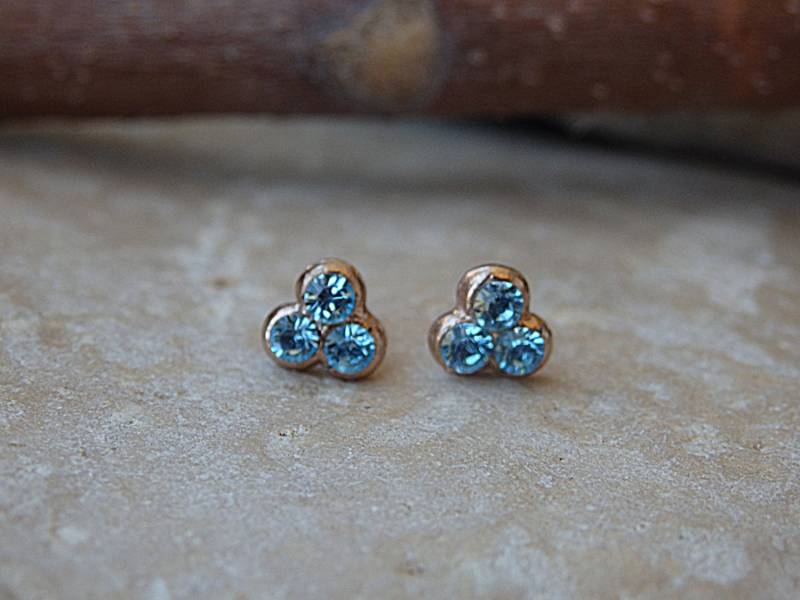 Zarte Hellblaue Ohrringe, Minimalist Ohrstecker, Kleine Dreifach Stein Blaue Kristall Ohrringe, Aquamarin Ohrring Zarte Hellblaue Ohrringe, Minimalist Ohrstecker, Kleine Dreifach Stein Blaue Kristall Ohrringe, Aquamarin Ohrring von rebekajewelry