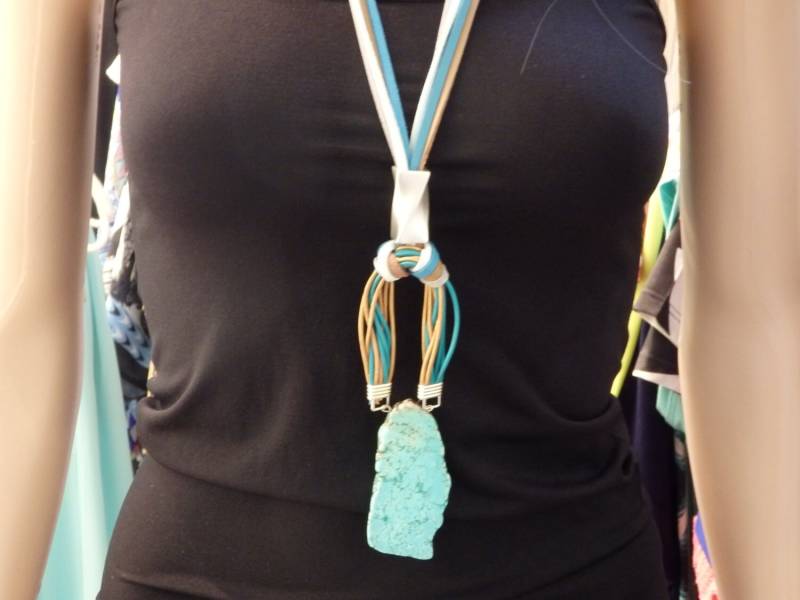 statement Kette in Türkis. Lange Lederkette. Edelstein Türkis Halskette. Boho Halskette.türkis Anhänger. Einzigartige Halskette statement Kette in Türkis. Lange Lederkette. Edelstein Türkis Halskette. Boho Halskette.türkis Anhänger. Einzigartige Halskette von rebekajewelry