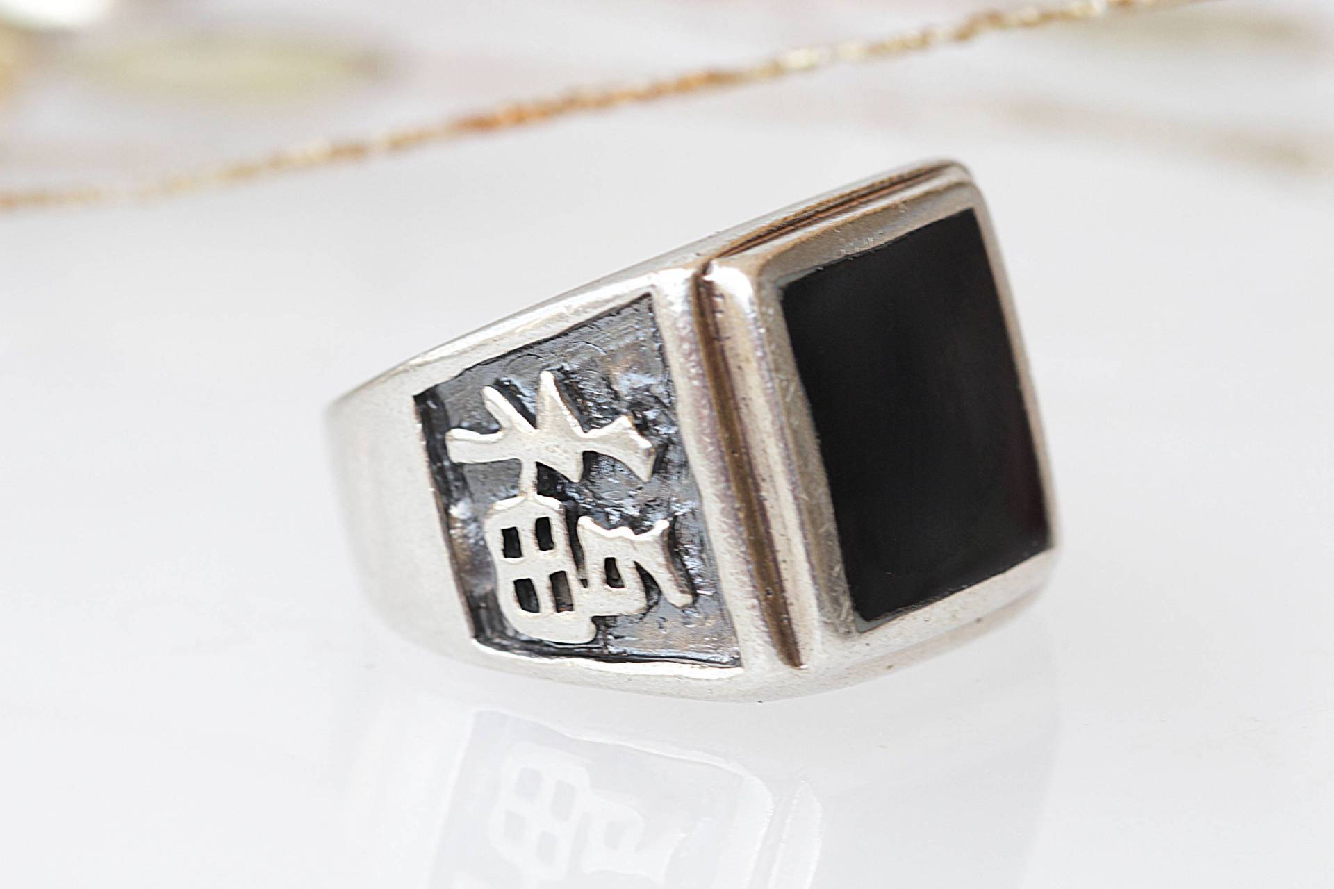 Handgemachter Siegelring Aus Sterlingsilber, Schwarzer Onyx Herren Schmuck Mit Gravur von rebekajewelry