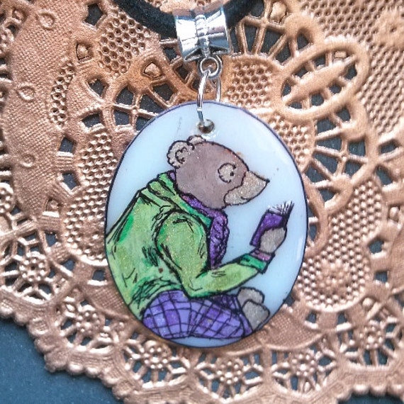Bär Lese Ein Buch Halskette Anhänger. Handgemalter Tierliebhaber, Buchliebhaber Schmuck Bär Lese Ein Buch Halskette Anhänger. Handgemalter Tierliebhaber, Buchliebhaber Schmuck von rebetcetera