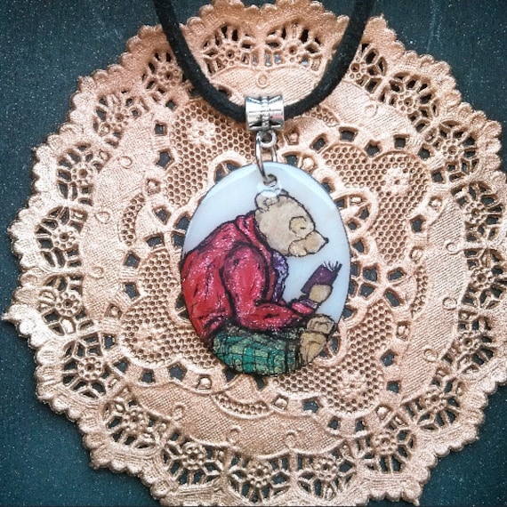 Bär Lese Ein Buch Halskette Anhänger. Handgemalter Tierliebhaber, Buchliebhaber Schmuck Bär Lese Ein Buch Halskette Anhänger. Handgemalter Tierliebhaber, Buchliebhaber Schmuck von rebetcetera