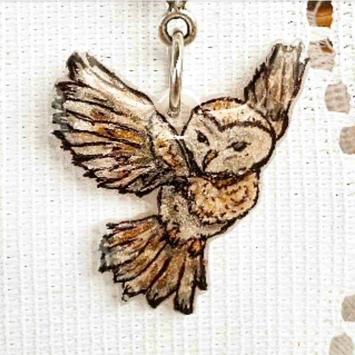 Skurrile Fliegende Eule. Bemalter Geisttier Eule Anhänger Skurrile Fliegende Eule. Bemalter Geisttier Eule Anhänger von rebetcetera