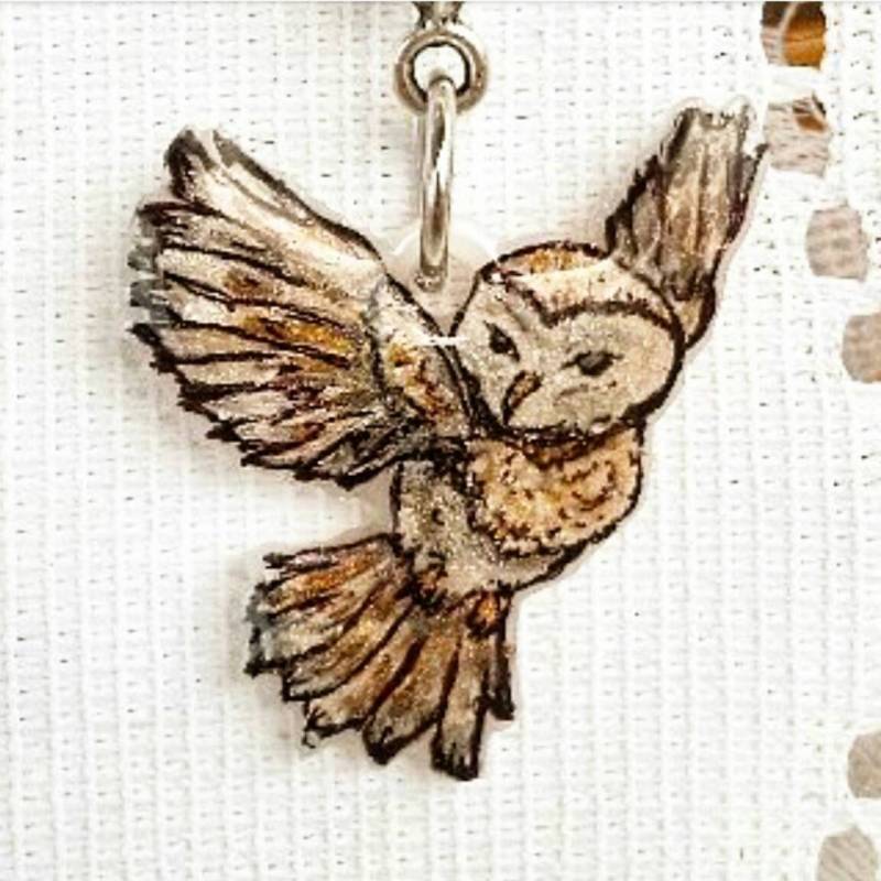 Skurrile Fliegende Eule. Bemalter Geisttier Eule Anhänger Skurrile Fliegende Eule. Bemalter Geisttier Eule Anhänger von rebetcetera