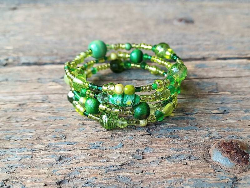 Grünes Perlenarmband Handgefertigtes Memory Wire Armband Für Kinder von reccabella