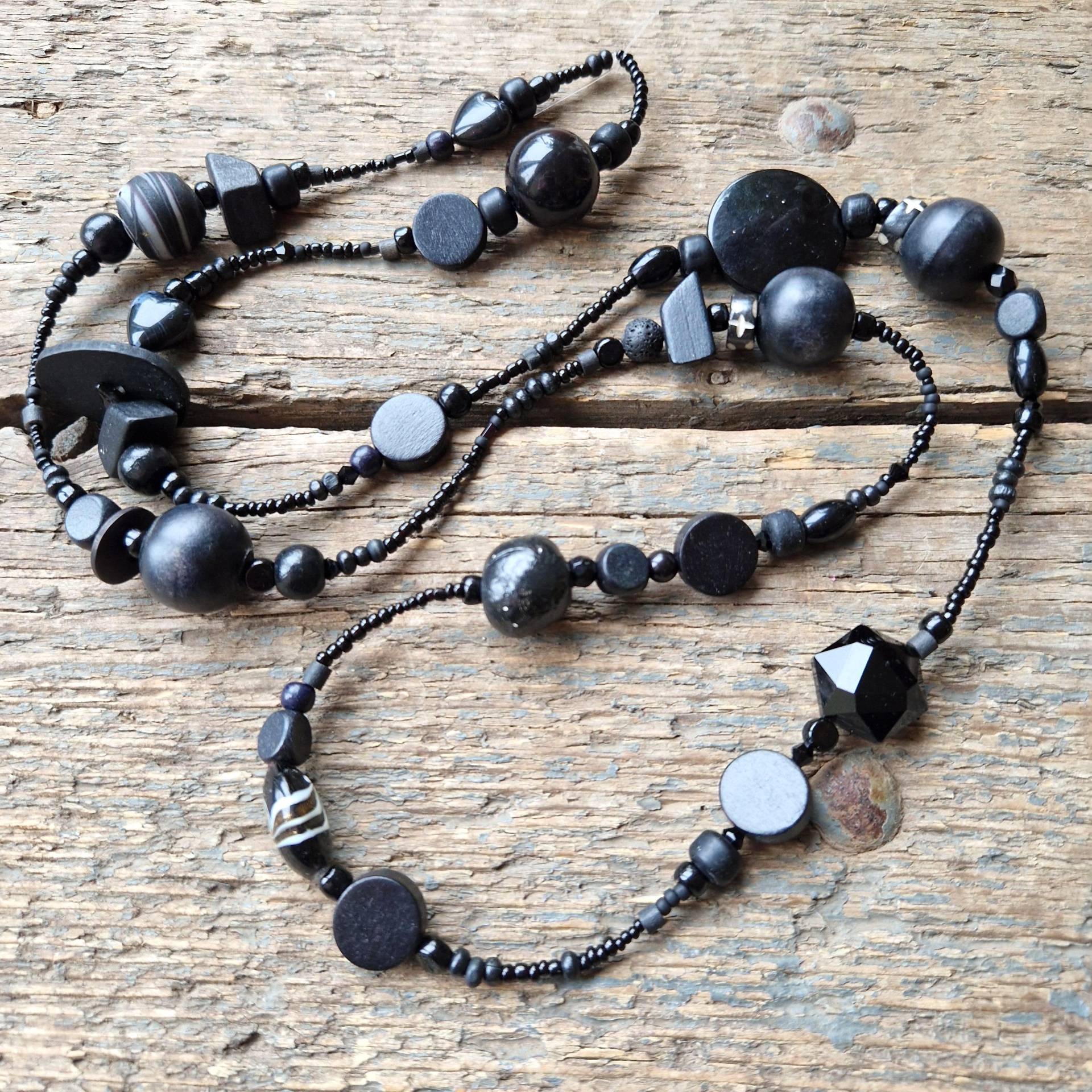 Handgemachte Lange Perlenkette Schwarz Boho Chic Style von reccabella