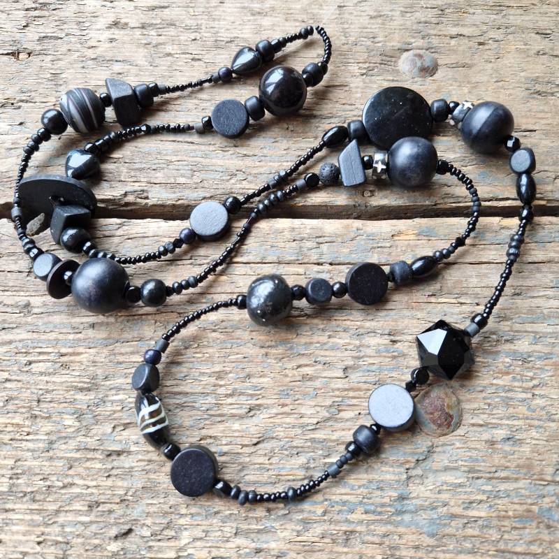 Handgemachte Lange Perlenkette Schwarz Boho Chic Style von reccabella