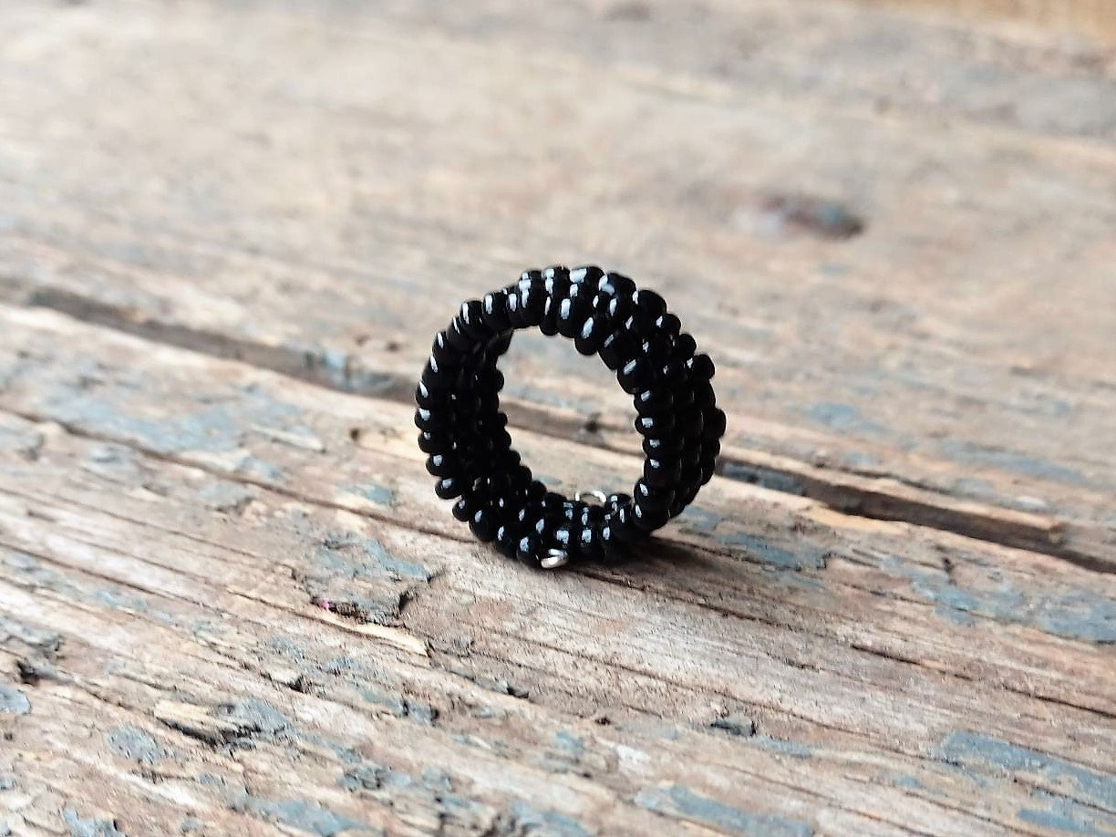 Handgemachte Schwarze Perlen Ring Boho Silber Plated Memory Draht von reccabella