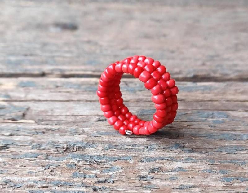 Handgemachter Ring Mit Roten Rocailles von reccabella