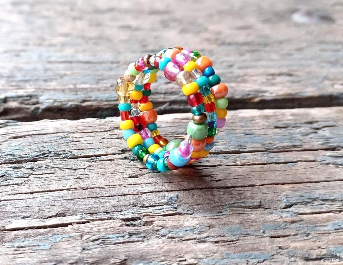 Regenbogen Rocailles Perlenring Handgemachter Boho Silber Plated Draht von reccabella