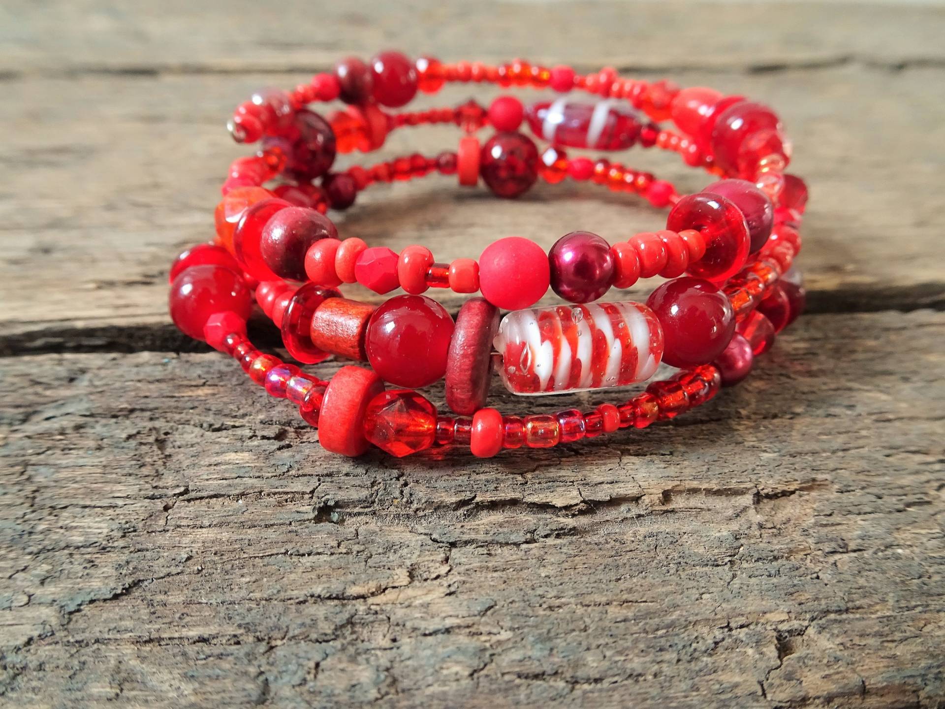 Rot Perlen Memory Wire Armband Boho Wrap Stil von reccabella