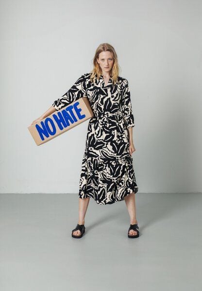 Damen Kleid aus LENZING ECOVERO - MEDINILLA BOTANICAL - recolution von recolution