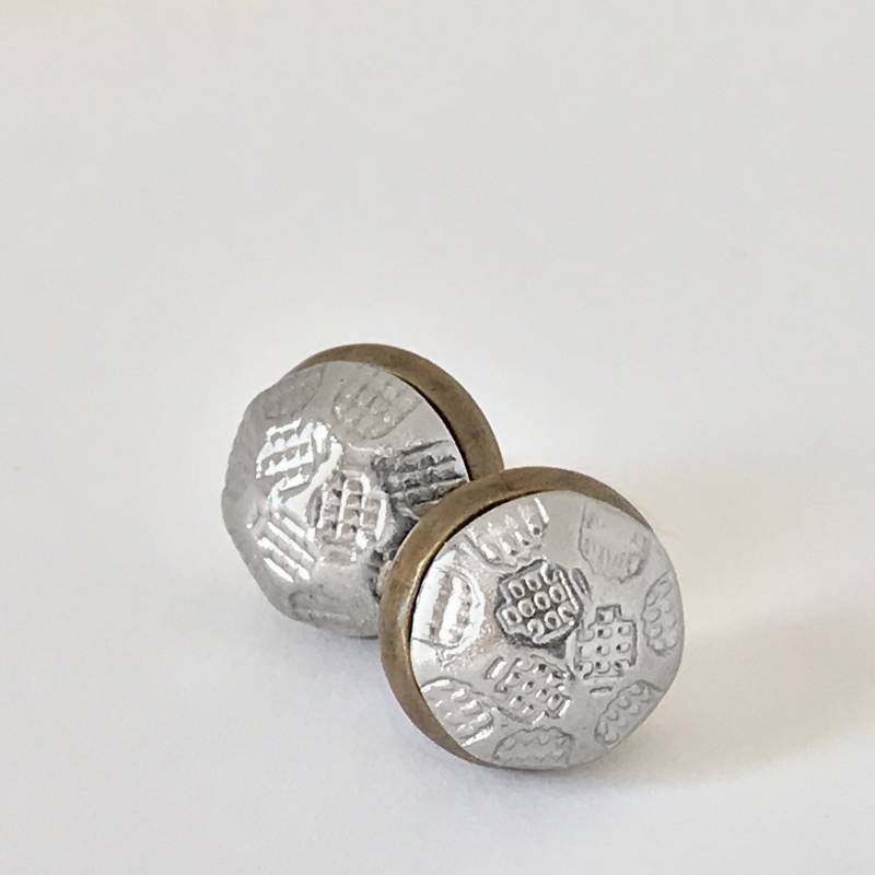 Silberfarbene Ohrstecker Unisex Schraffurmuster, Vintage-Look von recrudescence