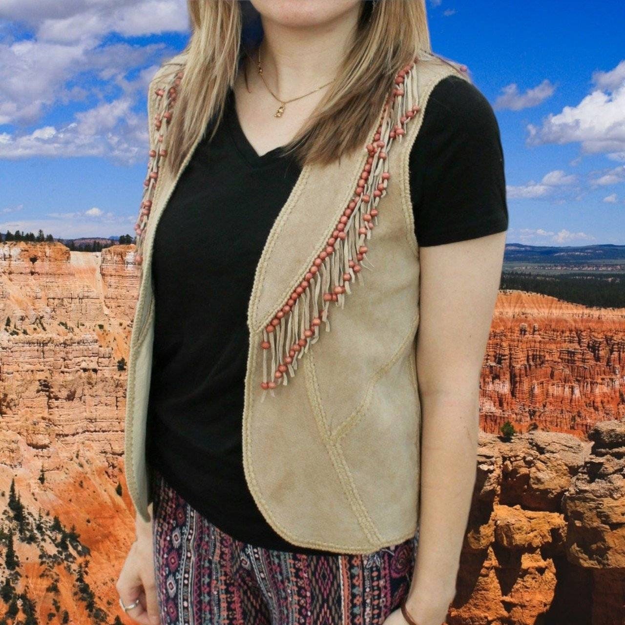 Vintage 70Er Jahre Boho Ethnic Perlen Fringe Tan Schweineleder Wildleder Weste - Passt S Small L Large Vintage 70Er Jahre Boho Ethnic Perlen Fringe Tan Schweineleder Wildleder Weste - Passt S Small L Large von recycledstylez