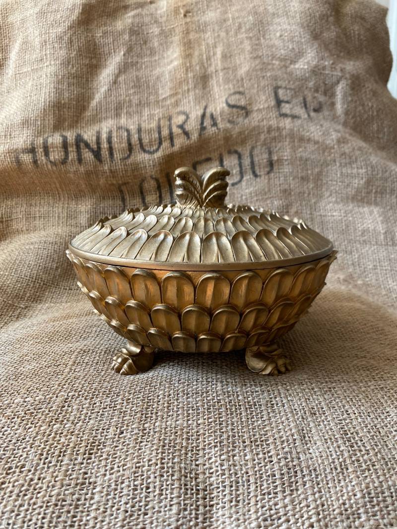 Schräge Coole Vintage Schmuckschatulle in Gold Mit Rotem Filzfutter von rediscoverd