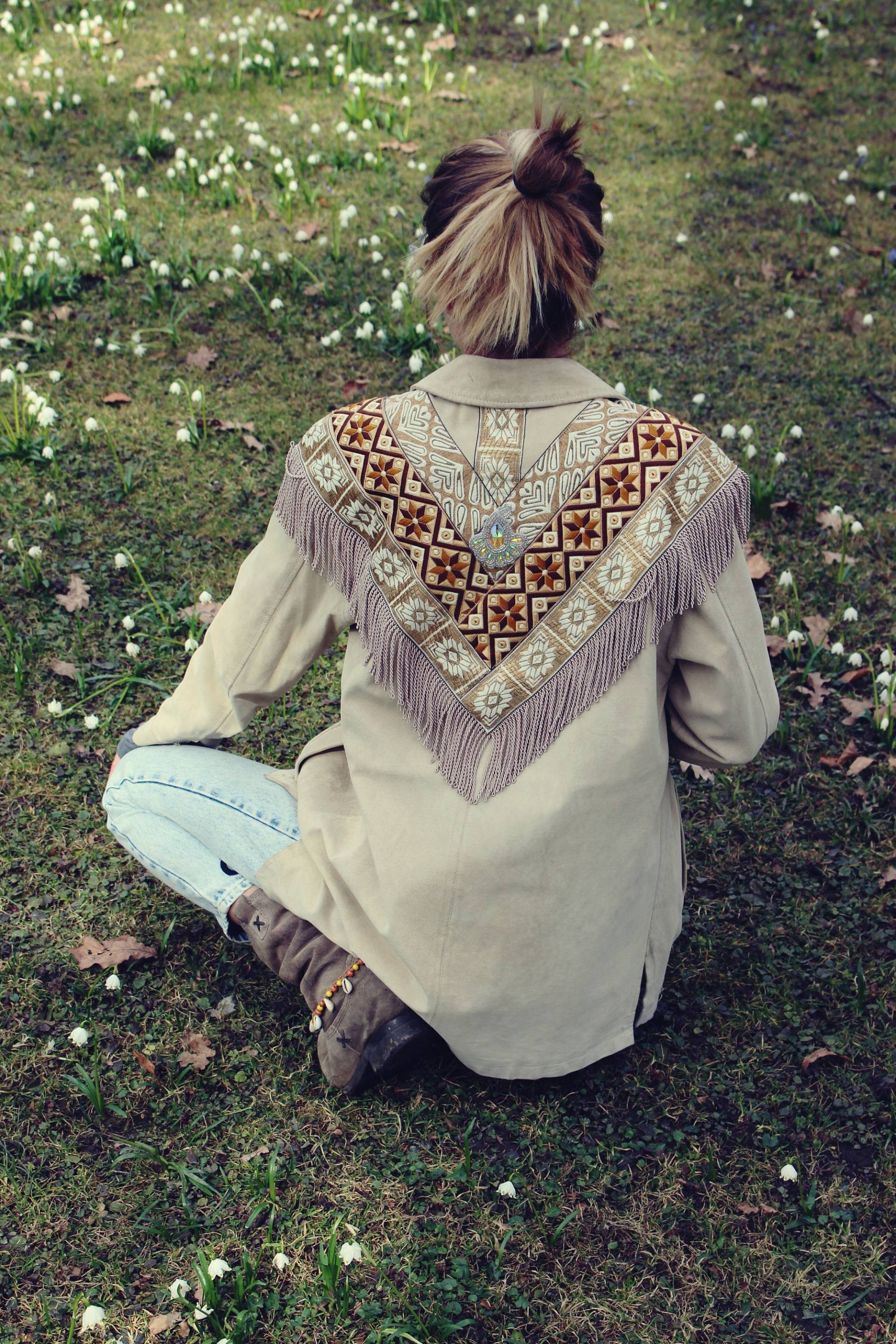 Bohemian Jacke - Echt Leder Upgecylcelt Cremige Farben Benäht Mit Hochwertige Borten Edle Applikation Größe S/M von redmalu