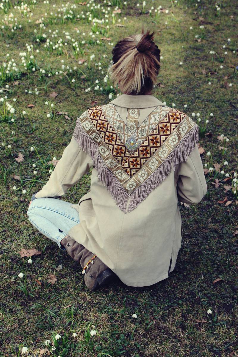 Bohemian Jacke - Echt Leder Upgecylcelt Cremige Farben Benäht Mit Hochwertige Borten Edle Applikation Größe S/M von redmalu