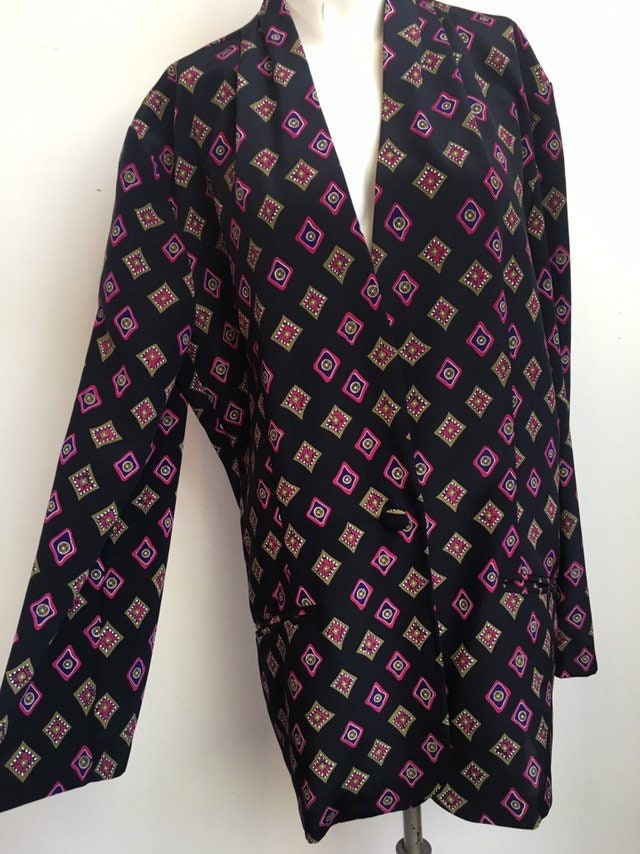 Vintage 1980Er Jahre Blouson Jacke Von Alexon Mit Statement Print in Marineblau/Cerise Pink Größe Uk 16 Us 12 von redmutha