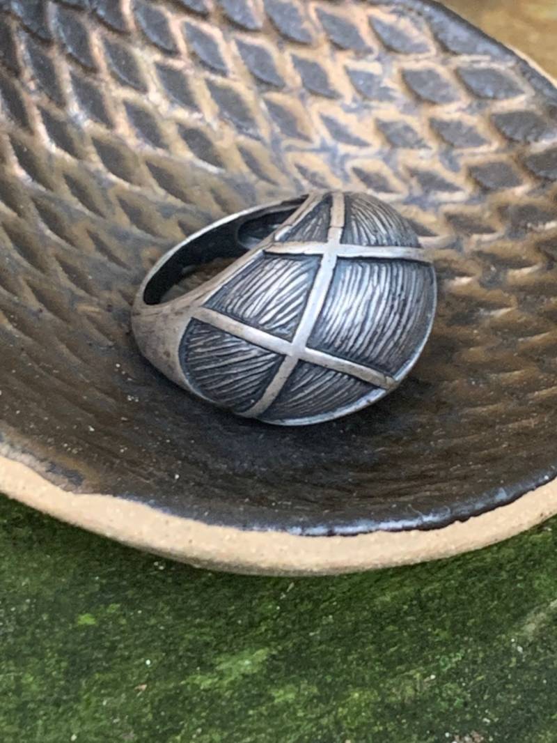 Großer Sterling Silber Geschnitzter Kuppel Ring Großer Sterling Silber Geschnitzter Kuppel Ring von redpineshop