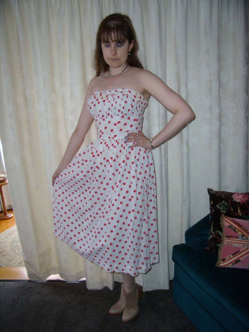 C. 1950Er Jahre Weiß Und Rot Gepunktetes Trägerloses Sommerkleid - Vintage Sommer von redrobinvintage