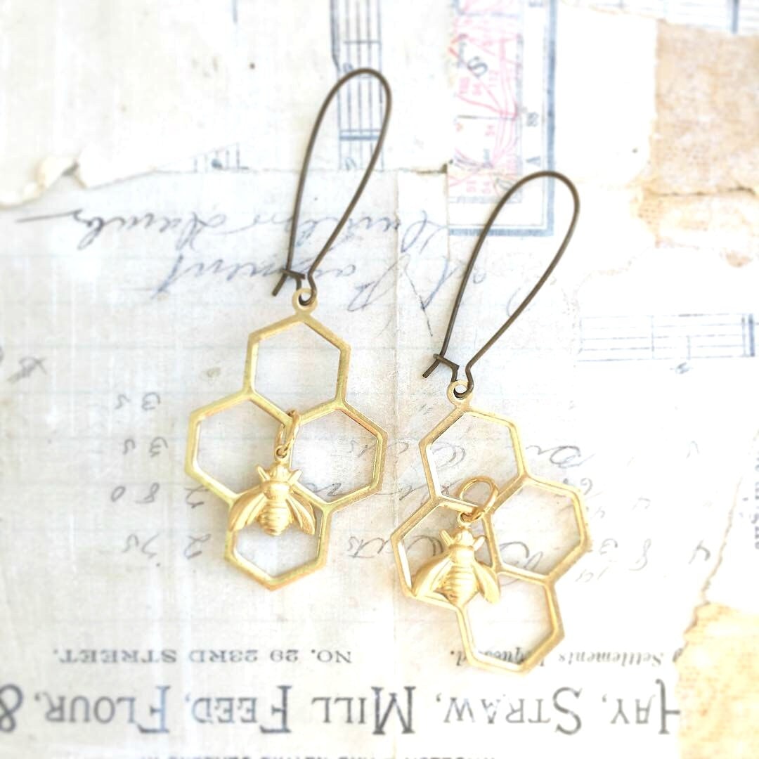 Honeycomb Bee Ohrringe Goldene Natur Inspirierter Schmuck von redtruckdesigns