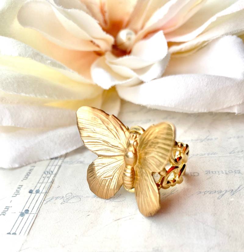 Vintage Style Gold Schmetterling Ring, Verstellbares Filigranes Band von redtruckdesigns