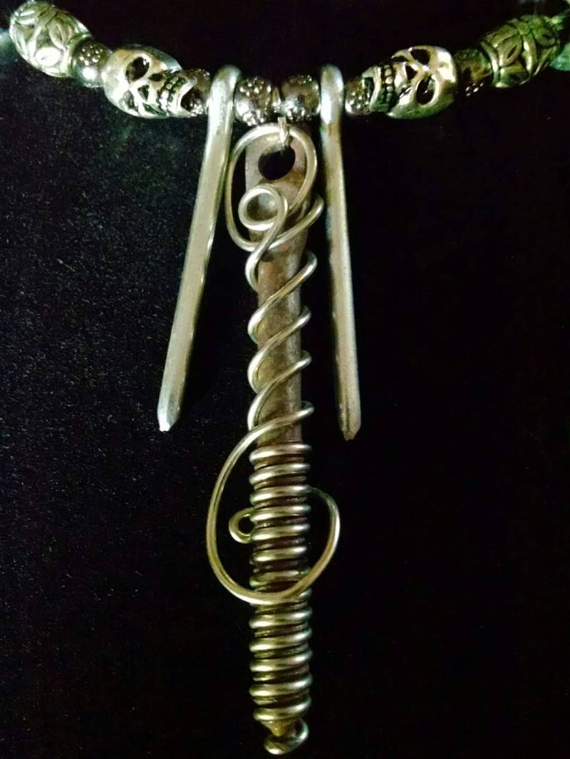 Schädel Und Hardware Halskette Schädel Und Hardware Halskette von redwitchcreations