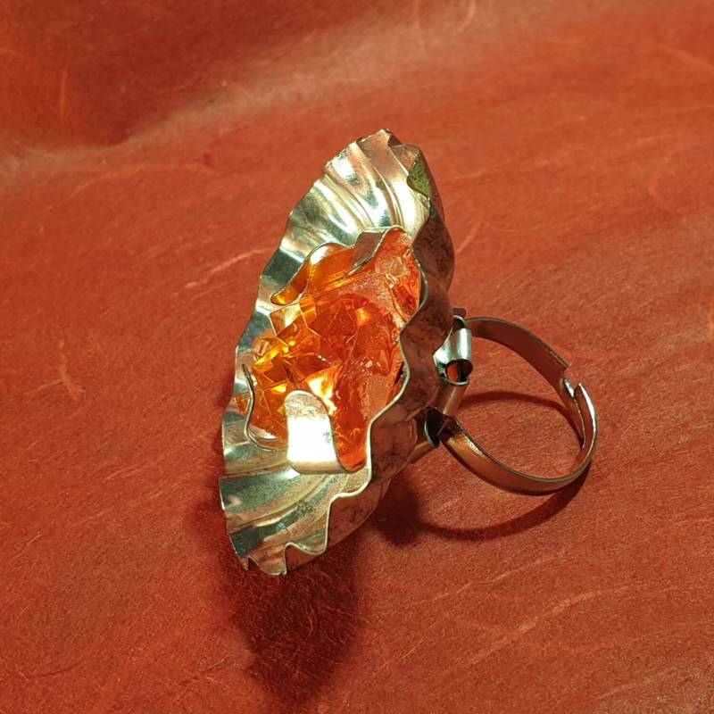 statement Ring "Glow Now" Upcycling Schmuck Unikat Aus Rotem Leuchtendem Glas Reflektor, Fassung Silberfarbener Kerzenhalter von reflektorliebe