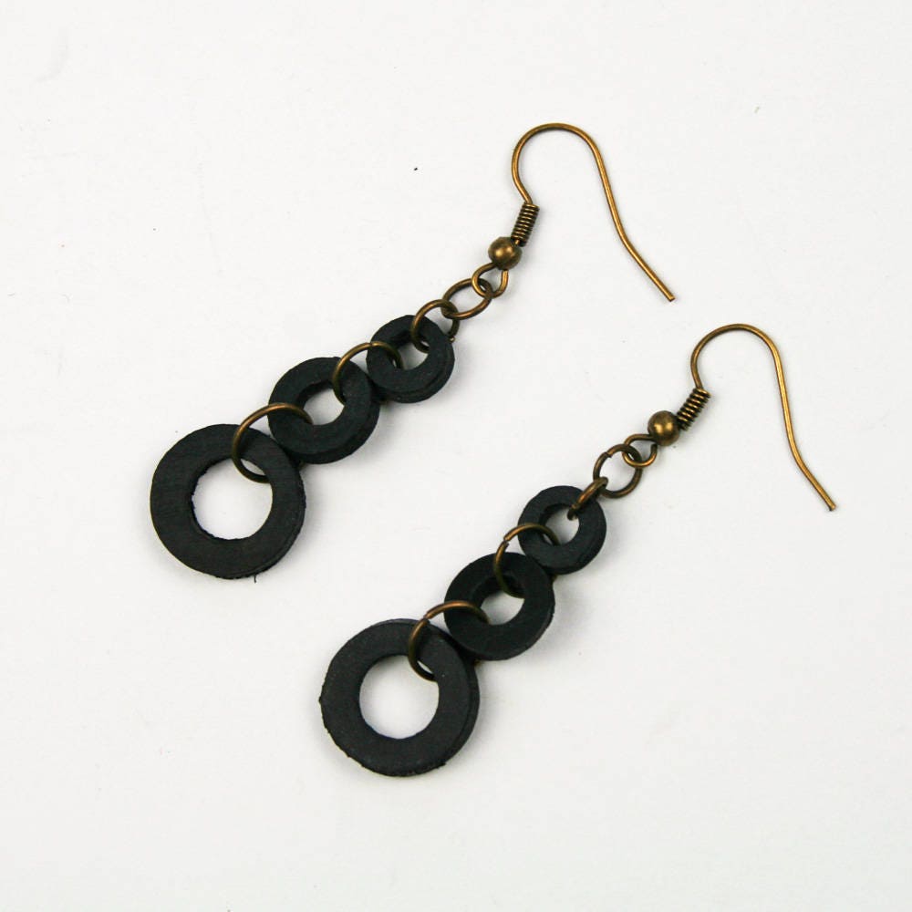 Fes Recycelte Schwarze Ohrringe. Schmuck Aus Recycelten Materialien. Creolen. Modeschmuck Für Damen Fes Recycelte Schwarze Ohrringe. Schmuck Aus Recycelten Materialien. Creolen. Modeschmuck Für Damen von rekrea