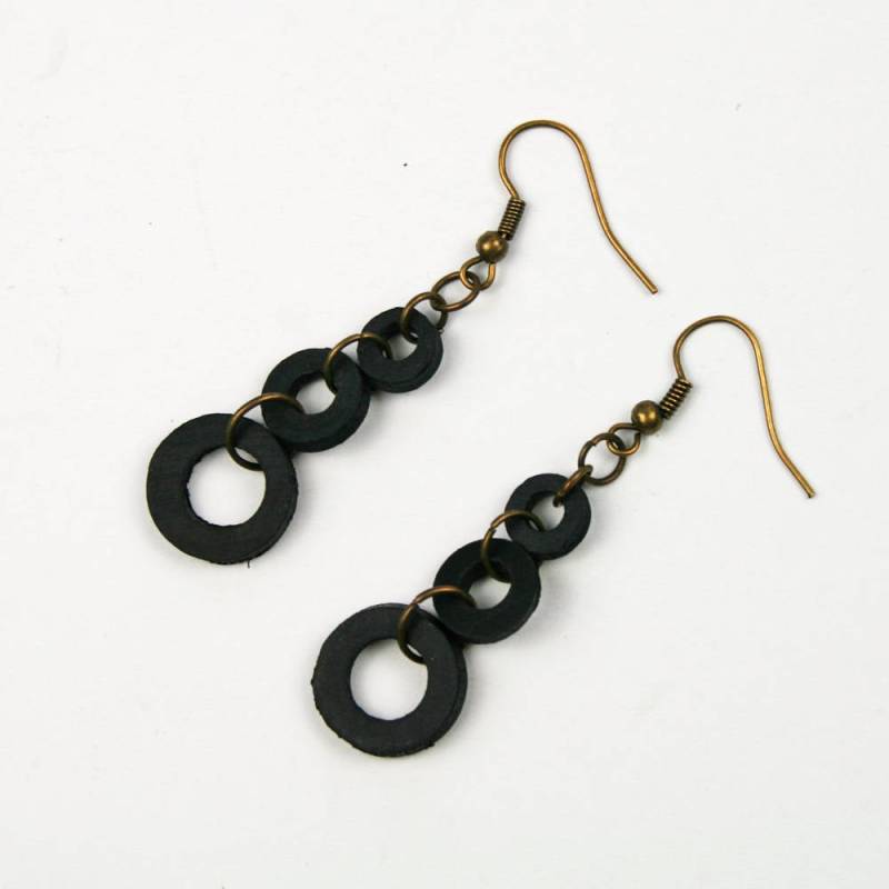 Fes Recycelte Schwarze Ohrringe. Schmuck Aus Recycelten Materialien. Creolen. Modeschmuck Für Damen Fes Recycelte Schwarze Ohrringe. Schmuck Aus Recycelten Materialien. Creolen. Modeschmuck Für Damen von rekrea