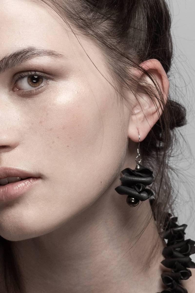 Ohrringe Aus Recycelten Nairobi-Materialien. Recycelter Schlauchschmuck. Schwarze Ohrringe. Umweltbewusstes Geschenk Für Frauen von rekrea