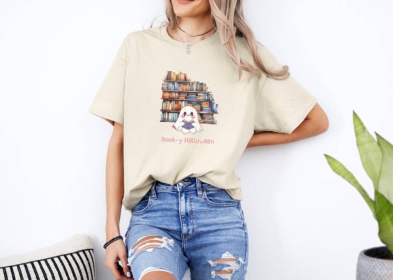 Bücherwurm Halloween Shirt, Buch Liebhaber Geschenk, Bibliothekar T-Shirt, Lehrer Book-Y Halloween-T-Shirt, Süßes Shirt von remalaEU