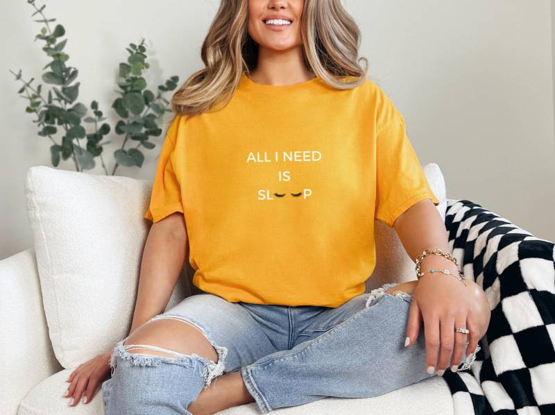 Lustiges Frauen T-Shirt - "All I Need Is Sleep' Mit Wimpern Statement-Shirt Für Schlafliebhaberinnen, Oversize-Look Möglich von remalaEU