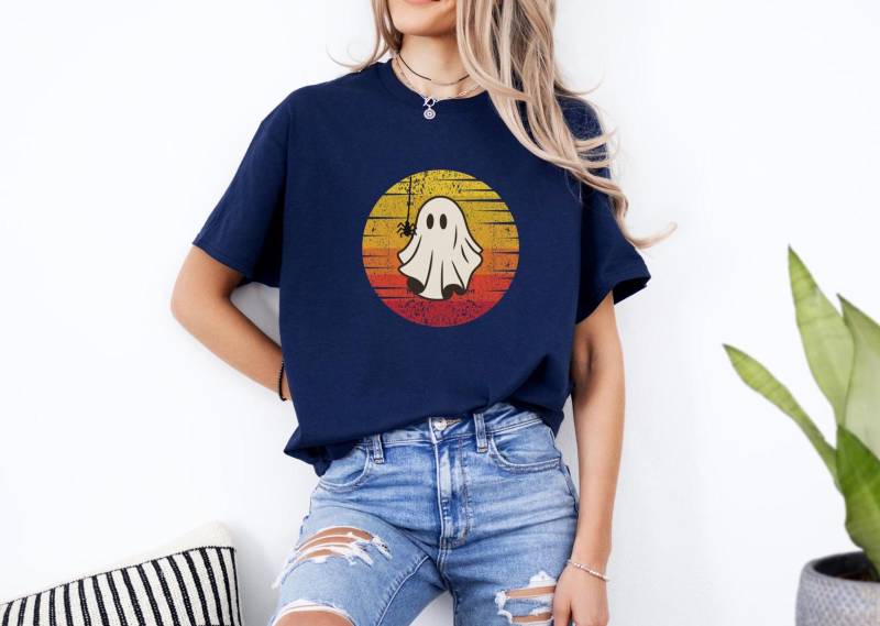 Unisex Retro-Geister-T-Shirt, Halloween-T-Shirt, Geister-Outfit, Boho-Vibes, Geisterhafte Vibes, Lustiges Halloween, Gruselige Jahreszeit von remalaEU