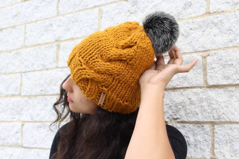 Damen Winter Strickmütze, Strickmütze, Kunstfell Pom Mütze Mit Strickkabeln - Das Kyoto- Geschenk Für Sie von reneeoriginals1