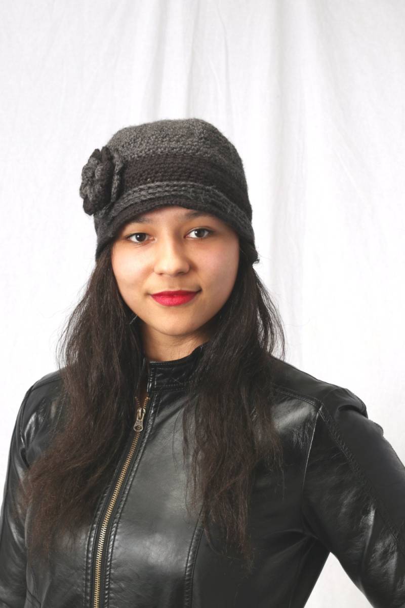 Damen Wintermütze, Häkelmütze Mit Blumen in Grau Und Schwarz von reneeoriginals1